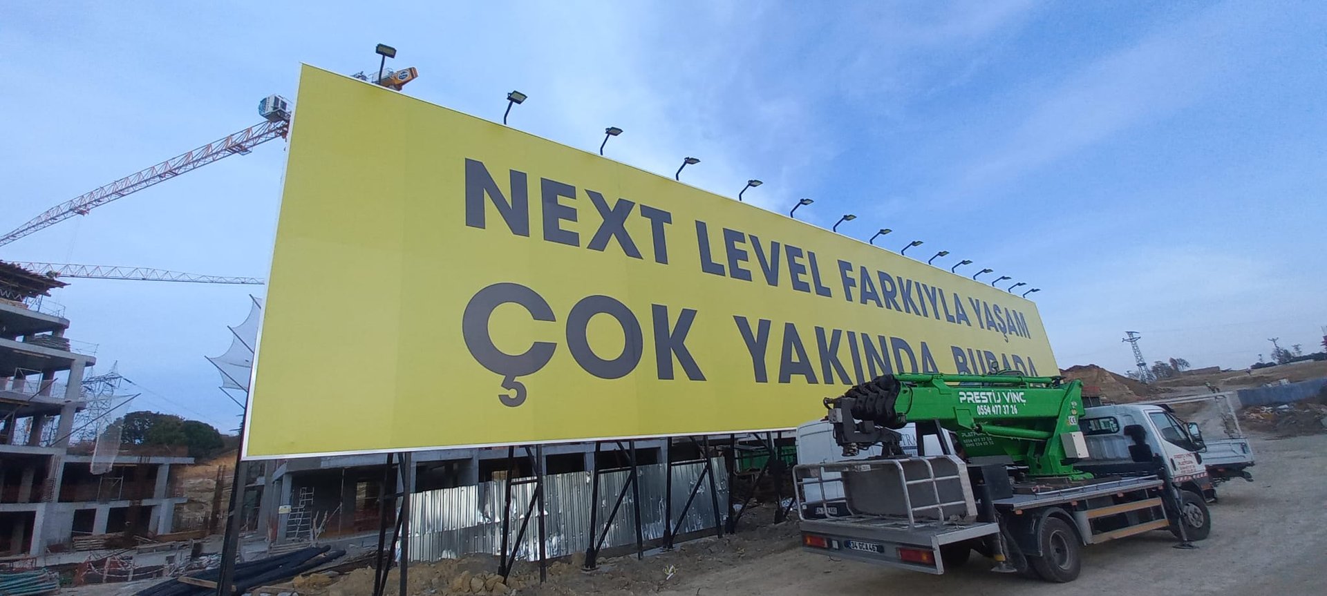 Next Level İstanbul projesinde büyük format sarı reklam panosu